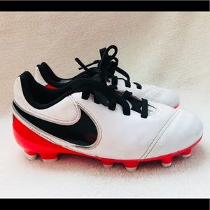 Nike soccer shoes Size 10 boy